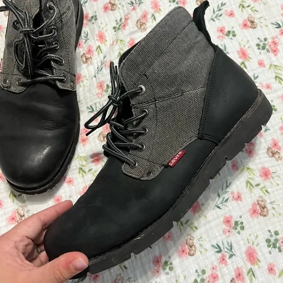 Levi's Men's Black and Gray Boots