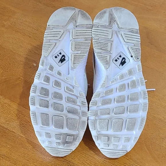 Lightly Worn - NIKE - Air Huarache White Slip-on Athletic Shoes, Mens Size 9.5