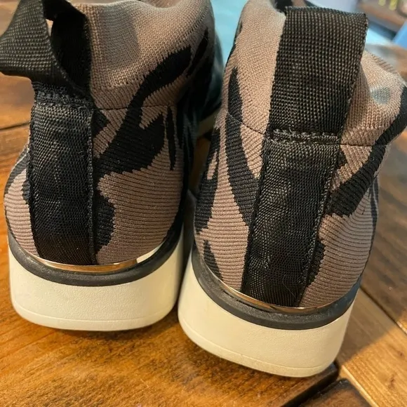 Louise et Cie Breyson Tan Leopard Print Sneaker size 9.5