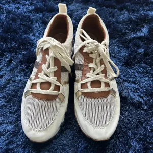 Michael Kors White Lace up trainers, Raina sneakers, MK gold running shoes, sz 8