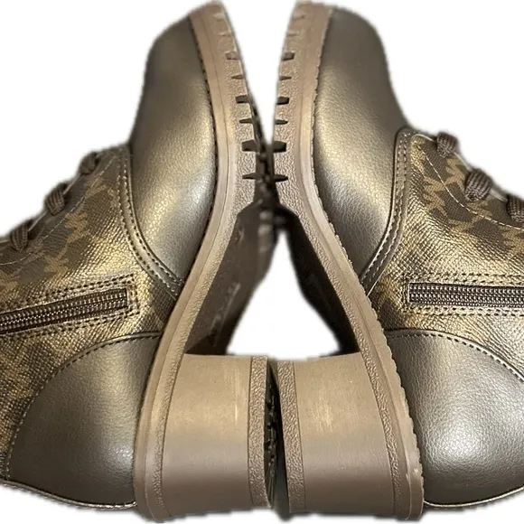 Micheal Kors Girl’s Brown Combat Boots USA Size 2, EU Size 33 NWOT