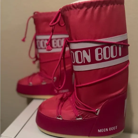 Moon Boot Women's Pink Snow Boots Size 7/8.5