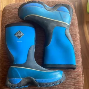Muck Boots Blue and Black Waterproof Boots. Good Condition.