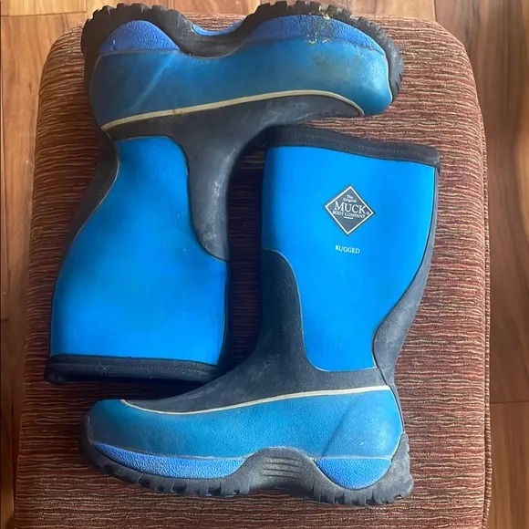 Muck Boots Blue and Black Waterproof Boots. Good Condition.