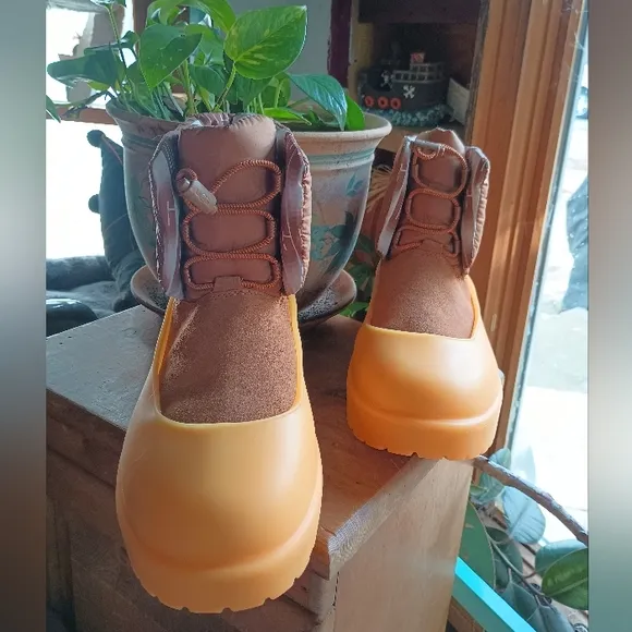 New Beautiful UGG Classic Maxi Toggle suede ankle boots w Protectors