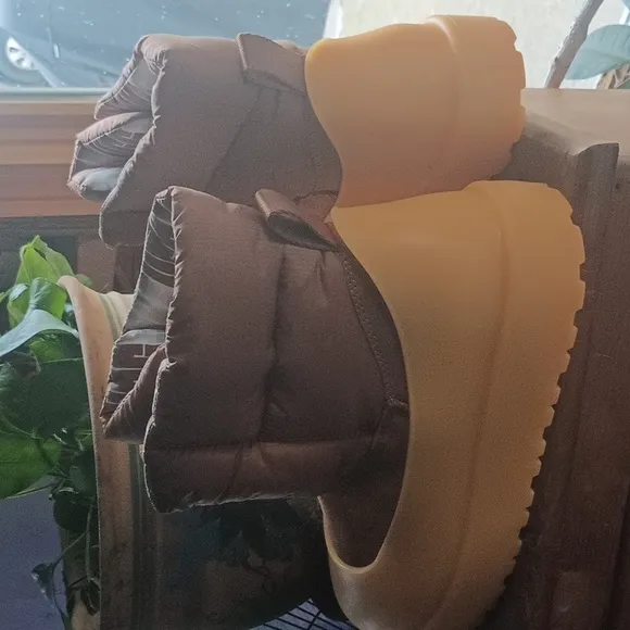 New Beautiful UGG Classic Maxi Toggle suede ankle boots w Protectors