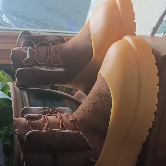 New Beautiful UGG Classic Maxi Toggle suede ankle boots w Protectors