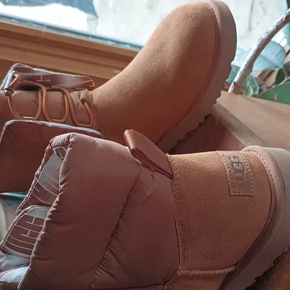 New Beautiful UGG Classic Maxi Toggle suede ankle boots w Protectors