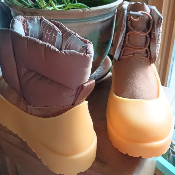New Beautiful UGG Classic Maxi Toggle suede ankle boots w Protectors