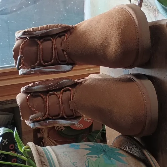New Beautiful UGG Classic Maxi Toggle suede ankle boots w Protectors