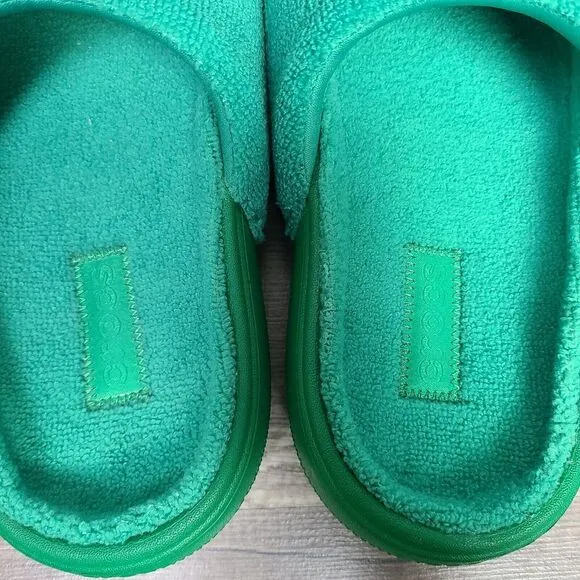 NEW CROCS CLASSIC TOWEL‎ SLIDE POOL COZY Men 8 Women 10 GREEN SHOWER SHOES