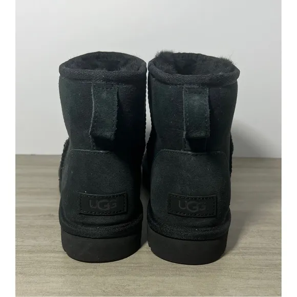 NEW UGG Classic Mini II Black Short Boot Size 10