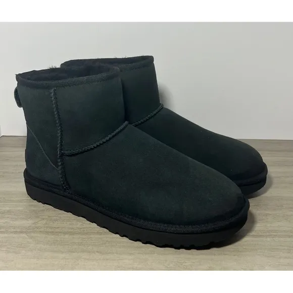 NEW UGG Classic Mini II Black Short Boot Size 10