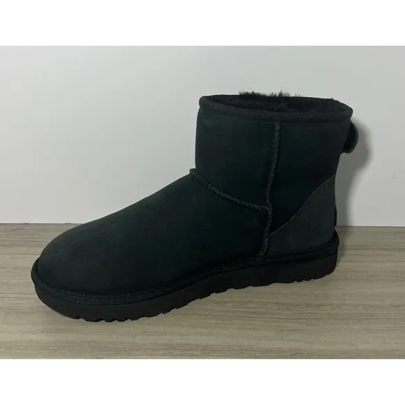 NEW UGG Classic Mini II Black Short Boot Size 10