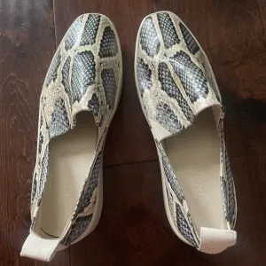 new vince Saxon 2 reptile snakeskin print slip on sneakers shoes size 5.5