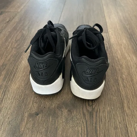 Nike Air Max 90 LTR (size 7 women’s)