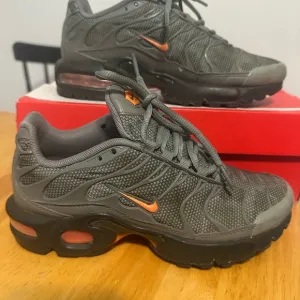 Nike Air Max Plus SE Dark Stucco GS size  4Y