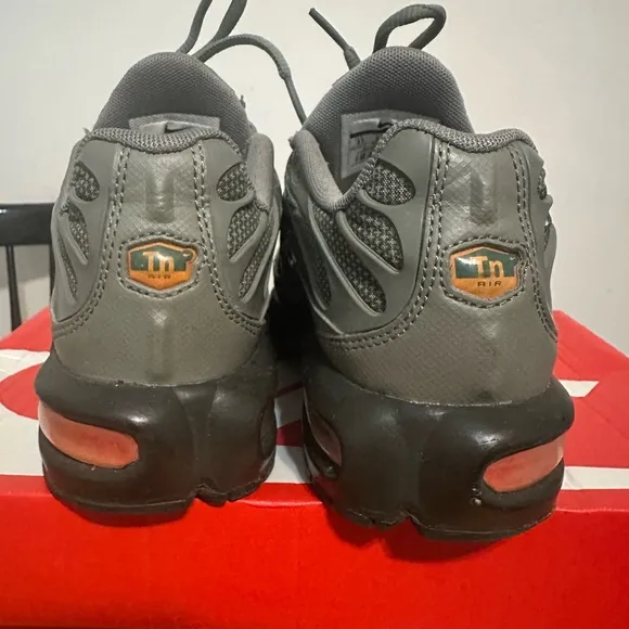 Nike Air Max Plus SE Dark Stucco GS size  4Y