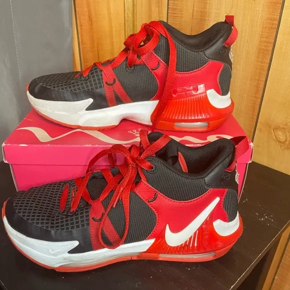 Nike LeBron Witness 7 Basketball Boys Sports Tennis Shoes