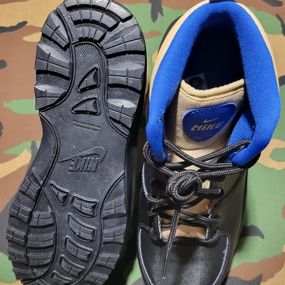Nike Manoa LTR (GS)  Big Kid's 7 Youth Black/Sesame-Game Royal  Ankle Boots
