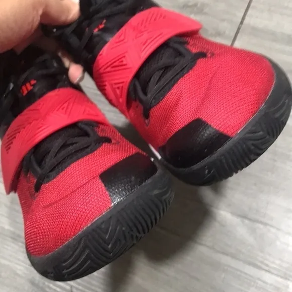 NIKE Red &amp; Black KYRIE FLYTRAP III (BQ3060-009) size 8