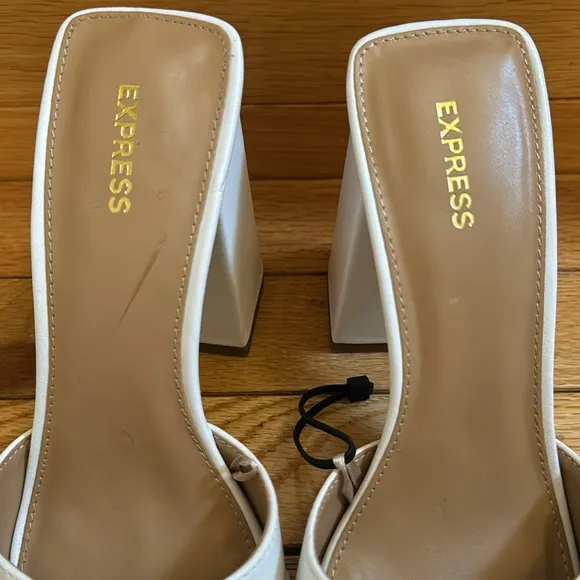 NWT Express White Sandals with Gold Link Details Block Heels Stylish Size 9