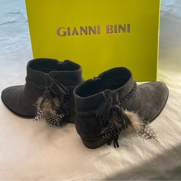 NWT Gianni Bini Charcoal Gray Suede Feather Detail Ankle Boots Rorrie Size 7M