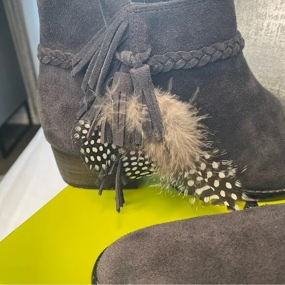 NWT Gianni Bini Charcoal Gray Suede Feather Detail Ankle Boots Rorrie Size 7M
