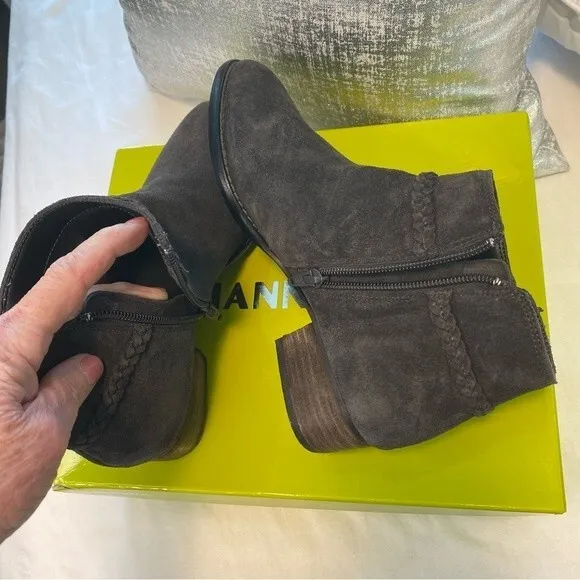 NWT Gianni Bini Charcoal Gray Suede Feather Detail Ankle Boots Rorrie Size 7M