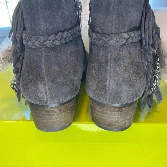 NWT Gianni Bini Charcoal Gray Suede Feather Detail Ankle Boots Rorrie Size 7M