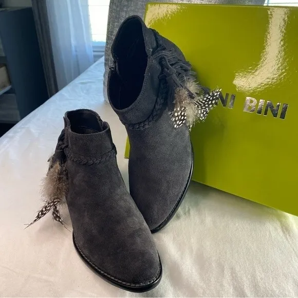 NWT Gianni Bini Charcoal Gray Suede Feather Detail Ankle Boots Rorrie Size 7M
