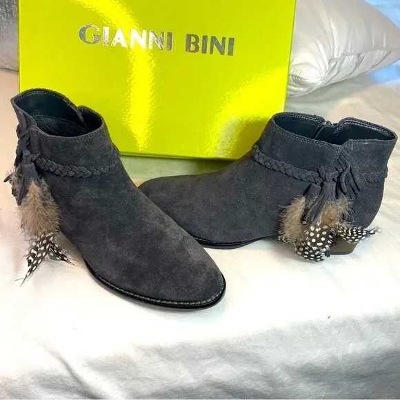 NWT Gianni Bini Charcoal Gray Suede Feather Detail Ankle Boots Rorrie Size 7M