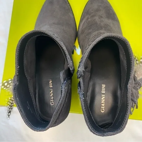 NWT Gianni Bini Charcoal Gray Suede Feather Detail Ankle Boots Rorrie Size 7M
