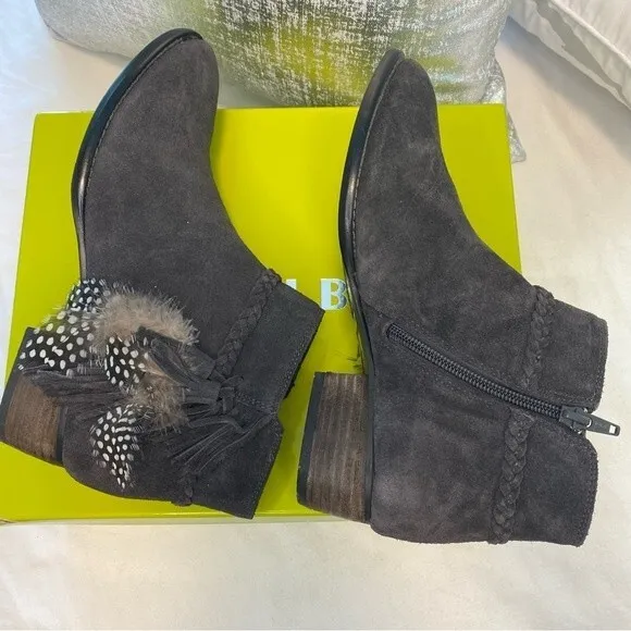 NWT Gianni Bini Charcoal Gray Suede Feather Detail Ankle Boots Rorrie Size 7M