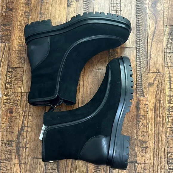 NWT Lauren Ralph Lauren Leather Black Colbie Ankle Boots   gold tone logo LRL 8