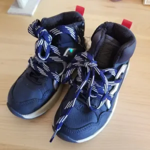 Nwt little boy boots lightweight say size 9 but runs small so I put it as an 8