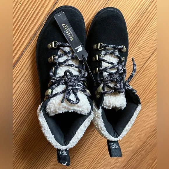 NWT Sorel Hi-Line Lace-Up Cozy Hiker Booties in Black and Tawny Buff Sz 5.🌻
