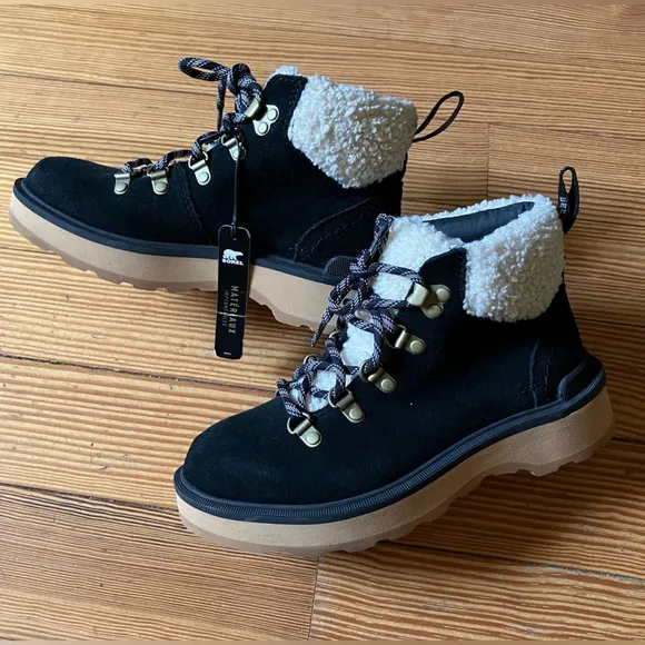 NWT Sorel Hi-Line Lace-Up Cozy Hiker Booties in Black and Tawny Buff Sz 5.🌻