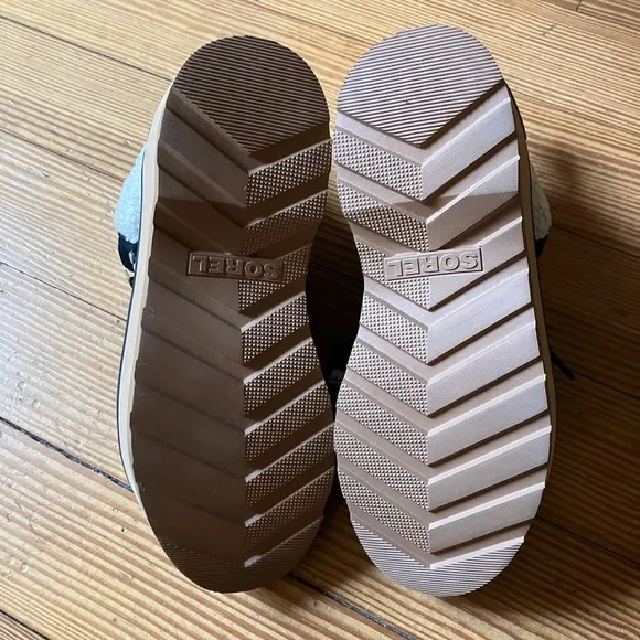 NWT Sorel Hi-Line Lace-Up Cozy Hiker Booties in Black and Tawny Buff Sz 5.🌻