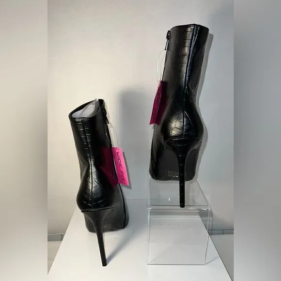 NWT Fashion Nova Boots