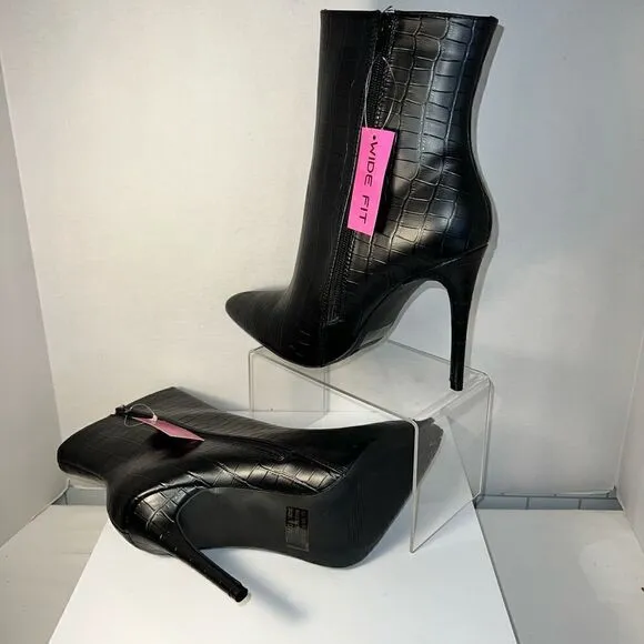 NWT Fashion Nova Boots