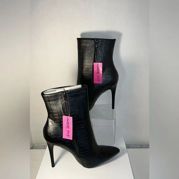 NWT Fashion Nova Boots