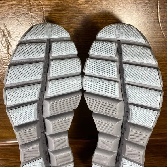 On cloud Mens shoe size 10