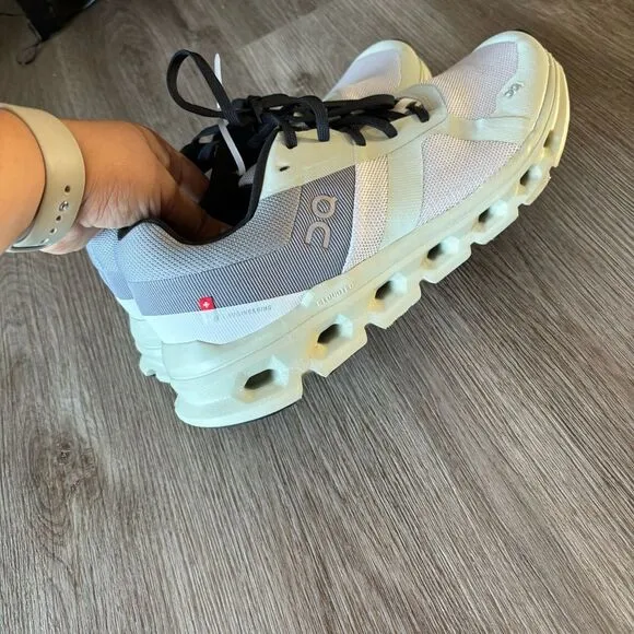 ON CLOUD Swiss Engineering  WOMENS SHOES SIZE 10.5