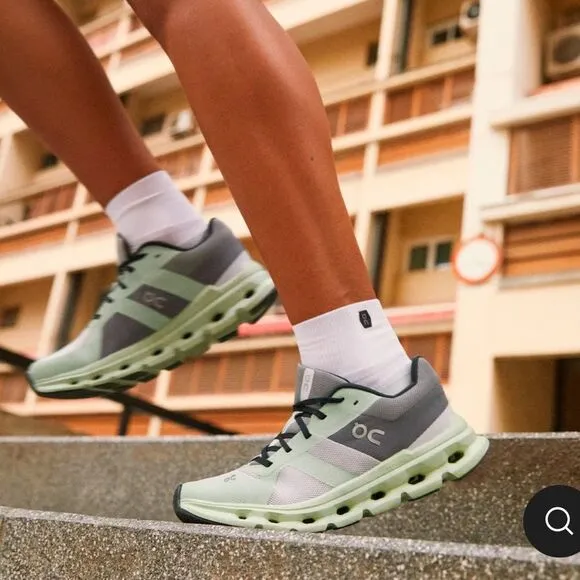 ON CLOUD Swiss Engineering  WOMENS SHOES SIZE 10.5