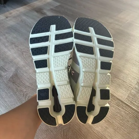 ON CLOUD Swiss Engineering  WOMENS SHOES SIZE 10.5