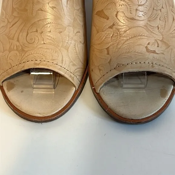 Patricia Nash Shelli Leather Floral Pattern Beige Slip On High Heal Shoes Size 9