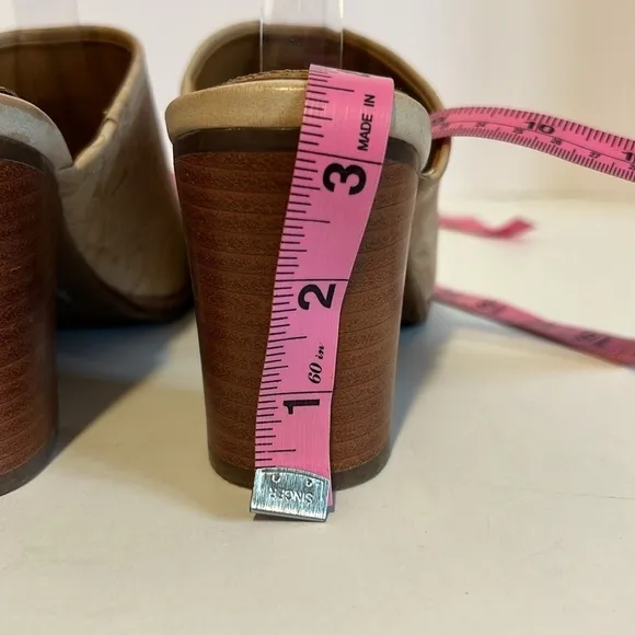 Patricia Nash Shelli Leather Floral Pattern Beige Slip On High Heal Shoes Size 9
