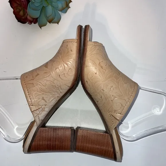 Patricia Nash Shelli Leather Floral Pattern Beige Slip On High Heal Shoes Size 9