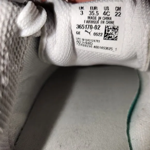 PUMA Unisex Smash V2 L trainers White and Gray Size 4C